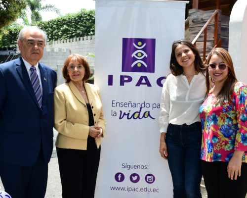 Miembros del Jurado Calificador Beatriz Parra, Luz Pinos y Andrea Jaramillo junto al Dr. Abelardo Garc°a, Director General