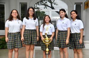 Campeones en la categoría Quinteto Vocal en el Primer Festival de Música en Inglés
